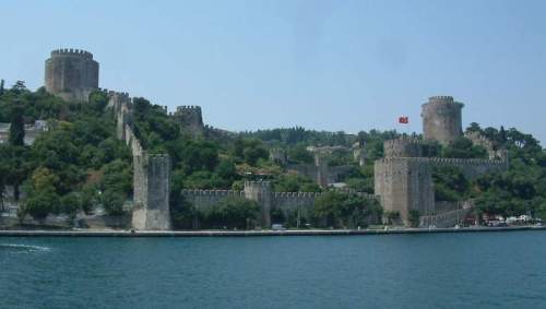 Ο Νικολό Μπάρμπαρο περιγράφει την κατασκευή του Ρουμελί Χισάρ από τον Μωάμεθ Β΄ μεταξύ Μαρτίου και Αυγούστου 1452 και την εκτίμησή του ότι «ο μόνος λόγος που κατασκευάστηκε το φρούριο αυτό ήταν για να κυριευτεί η Κωνσταντινούπολη»