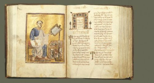 Ευαγγελιστάριο (Κώδικας 11ου αιώνα). Φέρει μεταγενέστερες προσθήκες σε χαρτί και περγαμηνή. Το πορτρέτο του ευαγγελιστή Λουκά, σε μονό φύλλο σκληρής περγαμηνής, χρονολογείται τον 13ο αιώνα και αποτελεί μεταγενέστερη προσθήκη στον κώδικα, μαρτυρία της συνεχούς χρήσης του ευαγγελισταρίου.