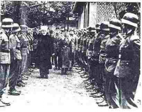 Τσάμηδες με ιταλικές στολές επιθεωρούνται από Γερμανό αξιωματικό